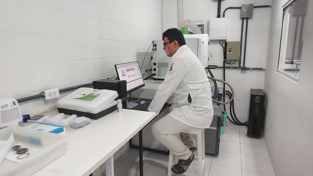 Luan Fonsêca, professor da Faculdade de Educação de Crateús (Faec/Uece) e pesquisador da Uece em laboratório