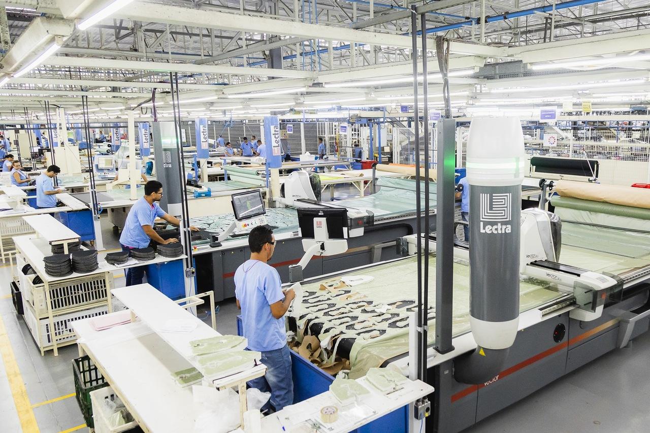 Homens trabalhando em planta da fábrica de tênis Vulcabras em Horizonte (CE)