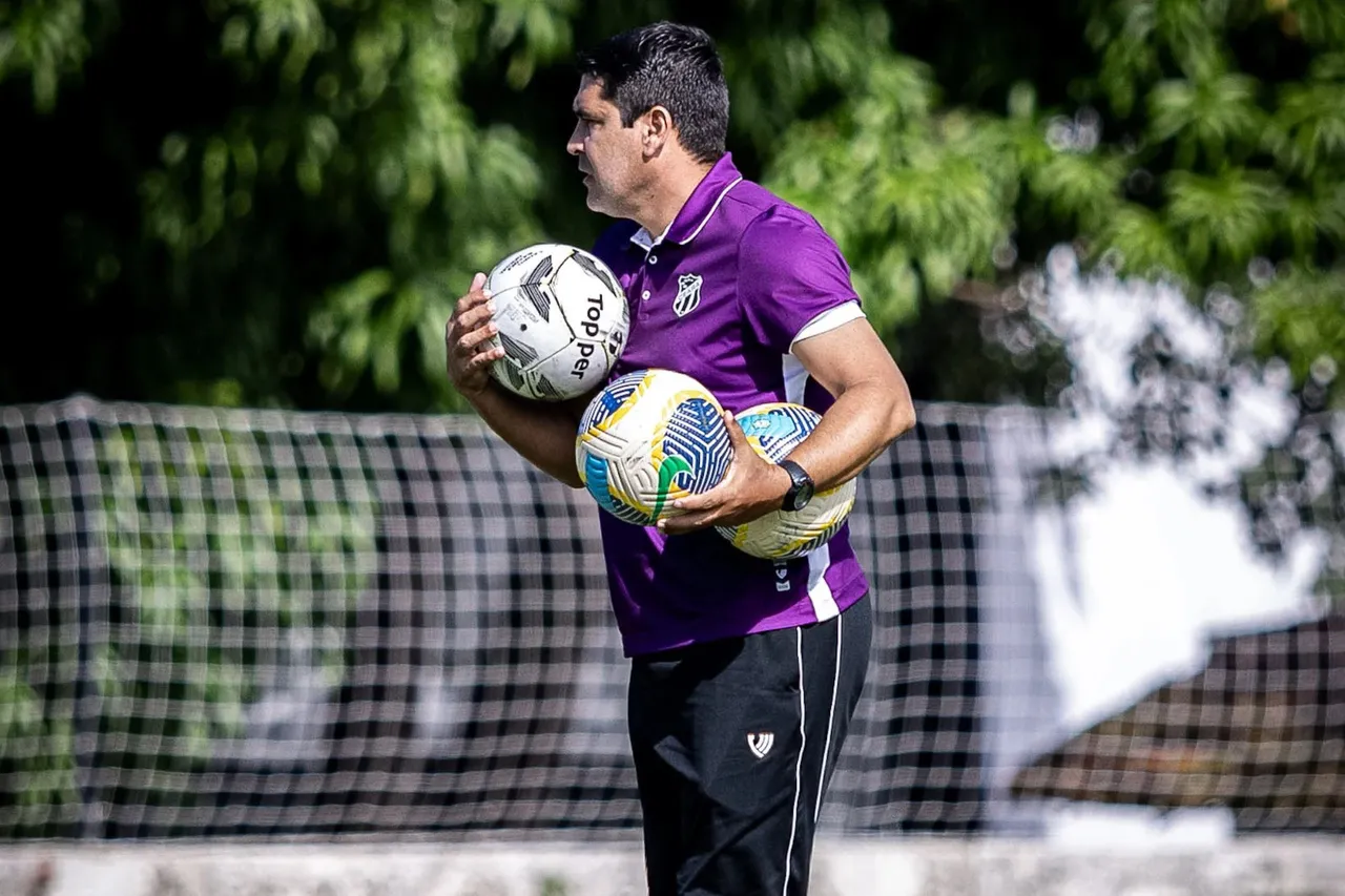 Erivelton Vianna é o técnico do time feminino do Ceará