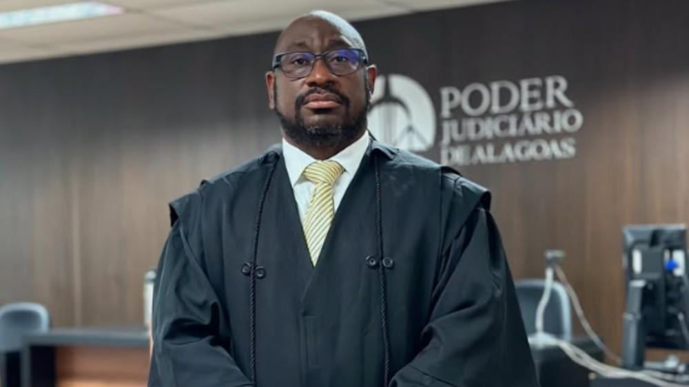 Advogado João Neto no tribunal do Poder Judiciário de Alagoas para matéria informando que OAB o suspendeu