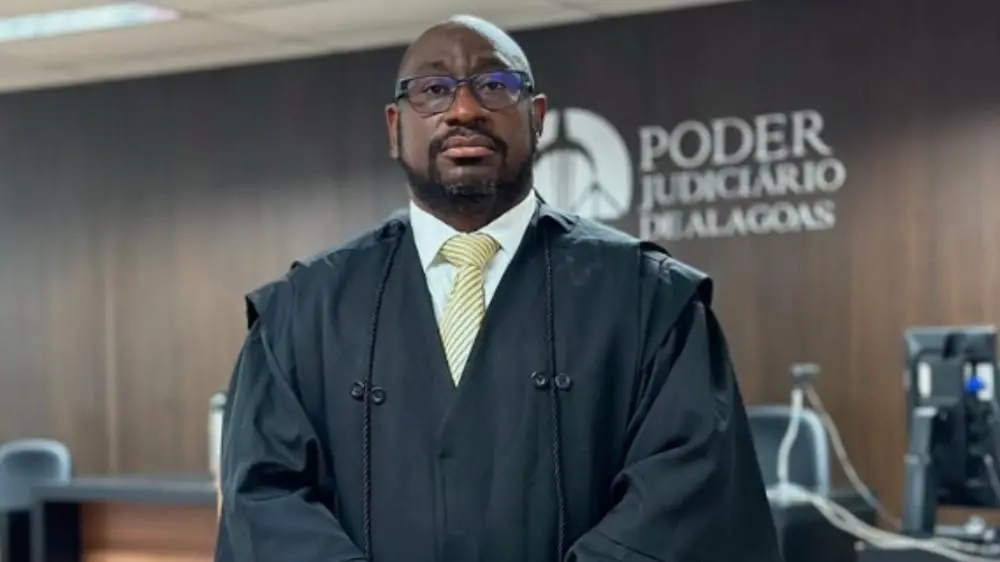 Advogado João Neto no tribunal do Poder Judiciário de Alagoas para matéria informando que OAB o suspendeu