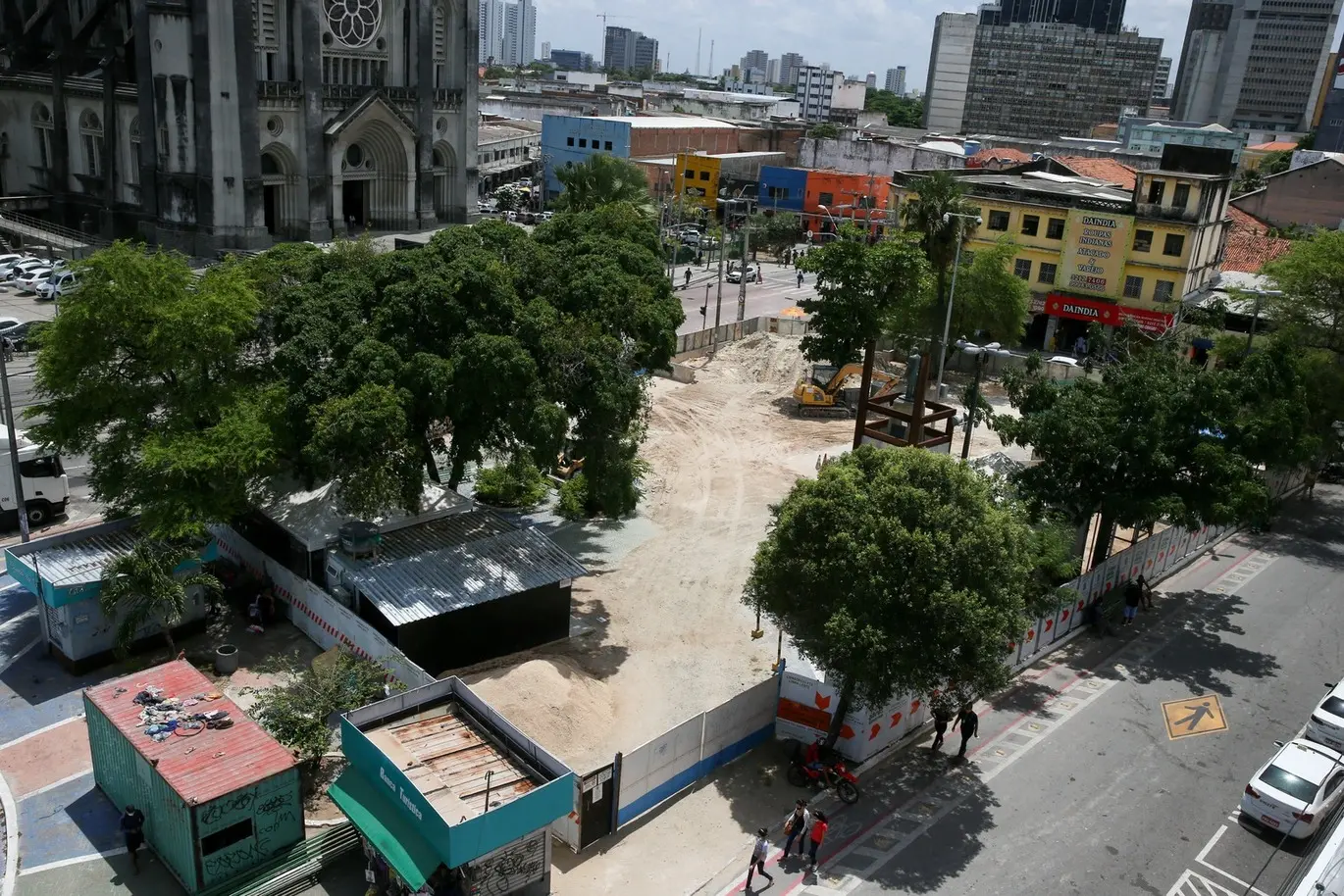 Foto que contém obras na estação Praça da Sé da Linha Leste do Metrofor, em foto de 2021. Ao fundo, a Catedral Metropolitana de Fortaleza.
