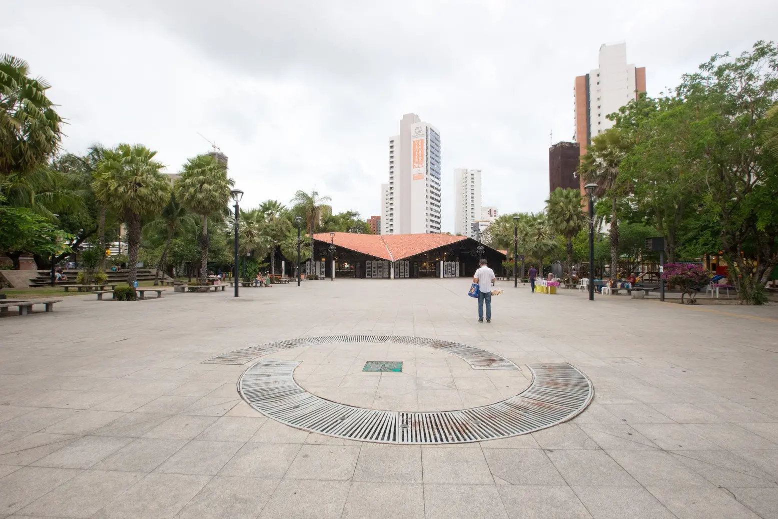 Foto que contém a praça Luiza Távora, no bairro Aldeota, em Fortaleza