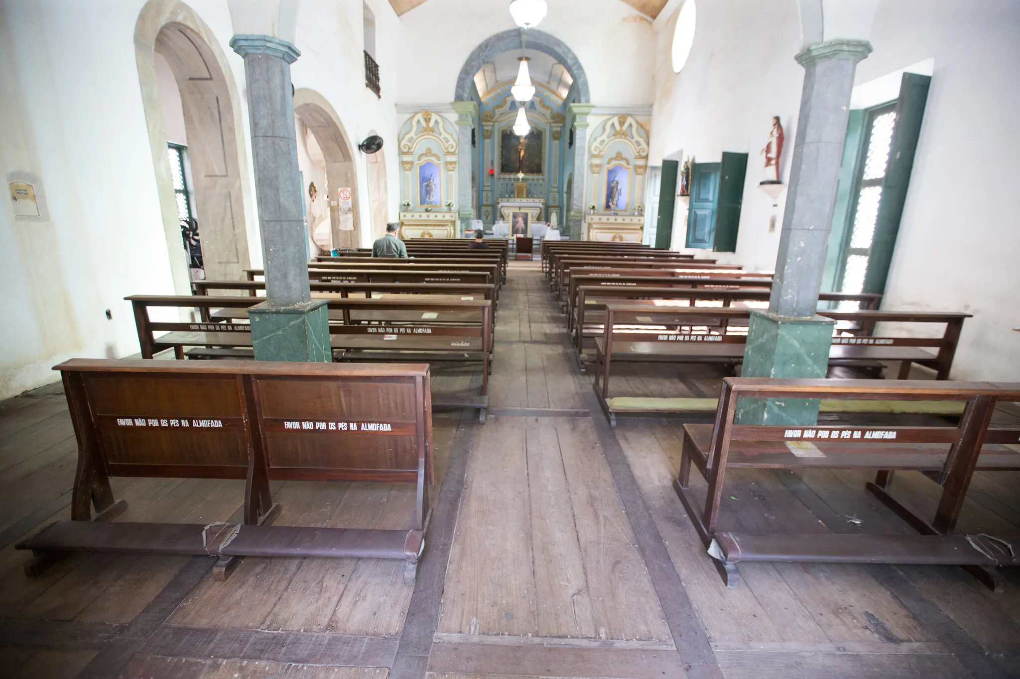 Vista dos bancos e do altar da Igreja de Nossa Senhora do Rosário dos Pretos, no Centro
