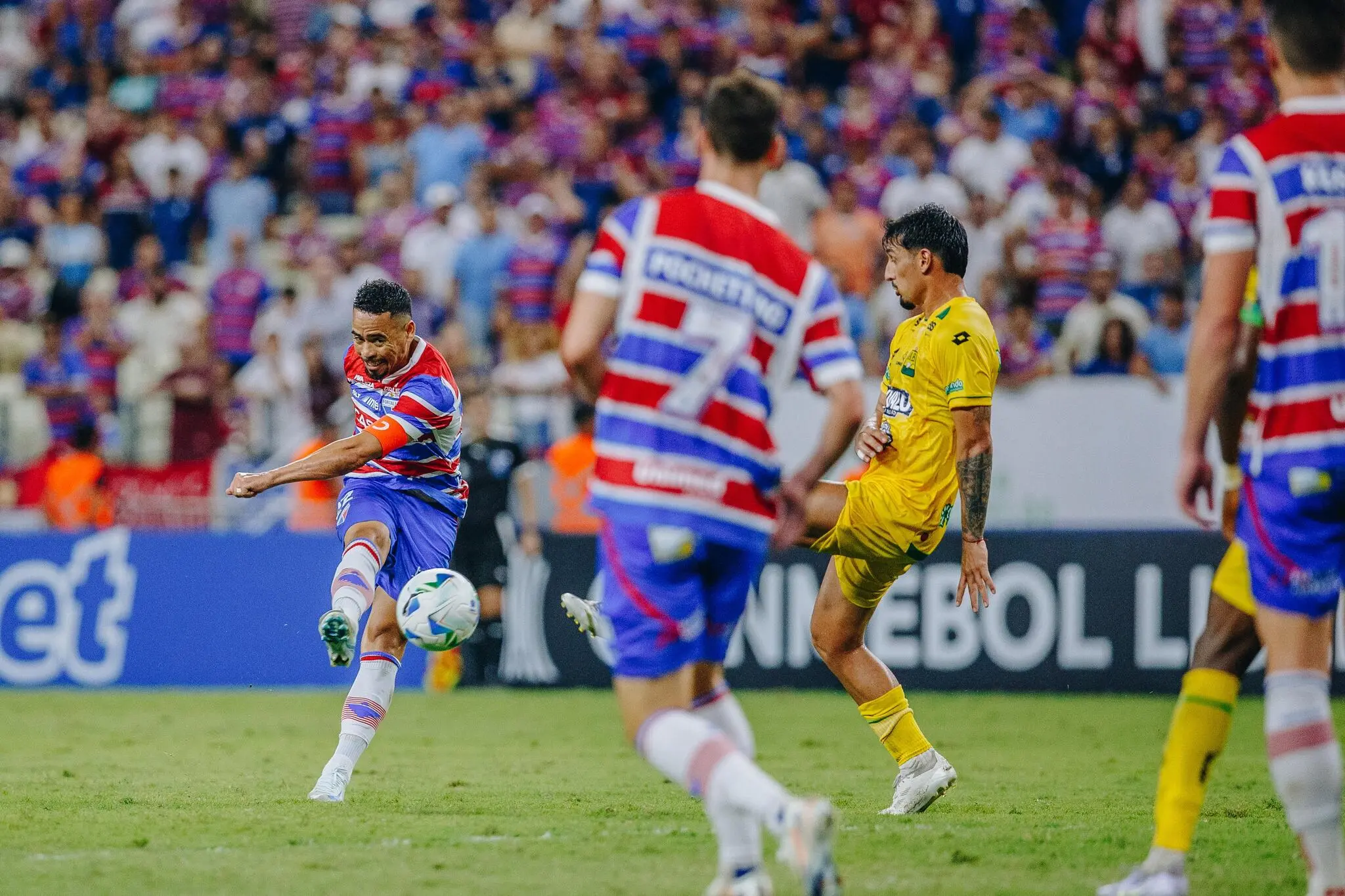 Foto de Yago Pikachu, em duelo Fortaleza x Bucaramanga na Arena Castelão.