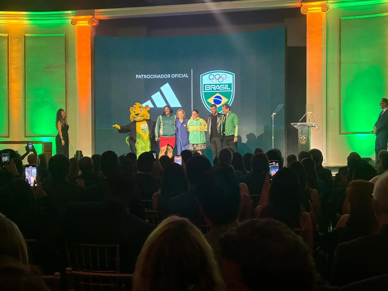 Foto do momento do anúncio do patrocínio da Adidas ao COB