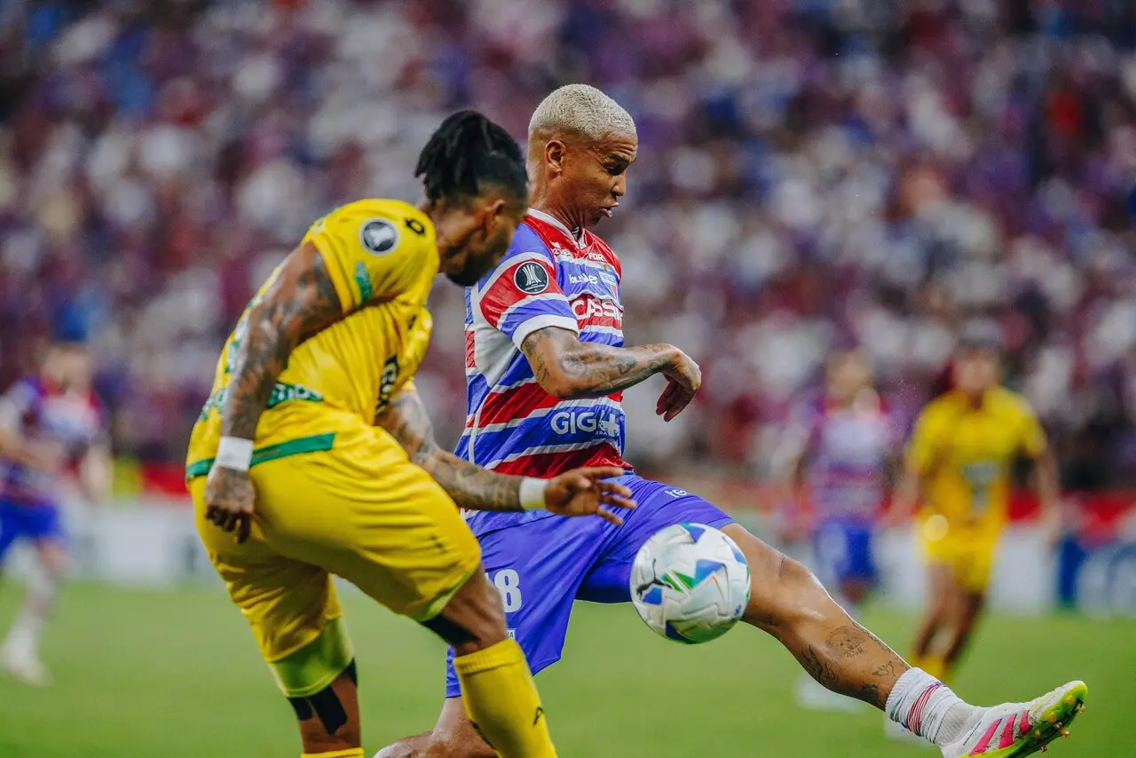 Atletas de Fortaleza e Bucaramanga disputam bola