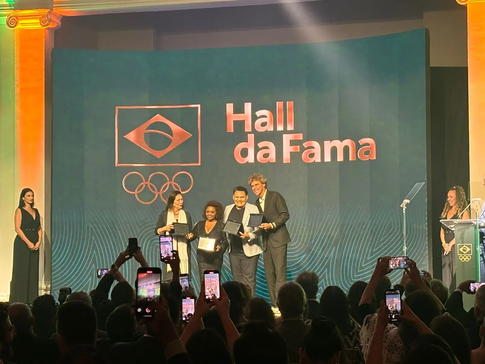 Foto de Daiane dos Santos, Edinanci Silva e Guga no Hall da Fama