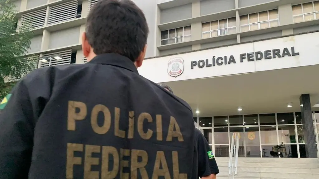 Policial federal em frente à sede do órgão, para matéria sobre operação no CE que prendeu suspeito de crimes na internet contra crianças e adolescentes