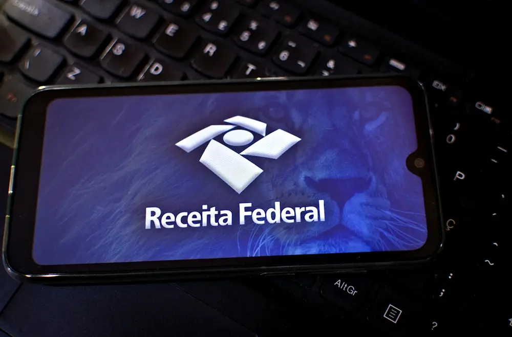 Celular ligado no aplicativo da Receita Federal para matéria sobre leilão da Receita Federal de São Paulo que tem iPhones 13 a partir de R$ 700