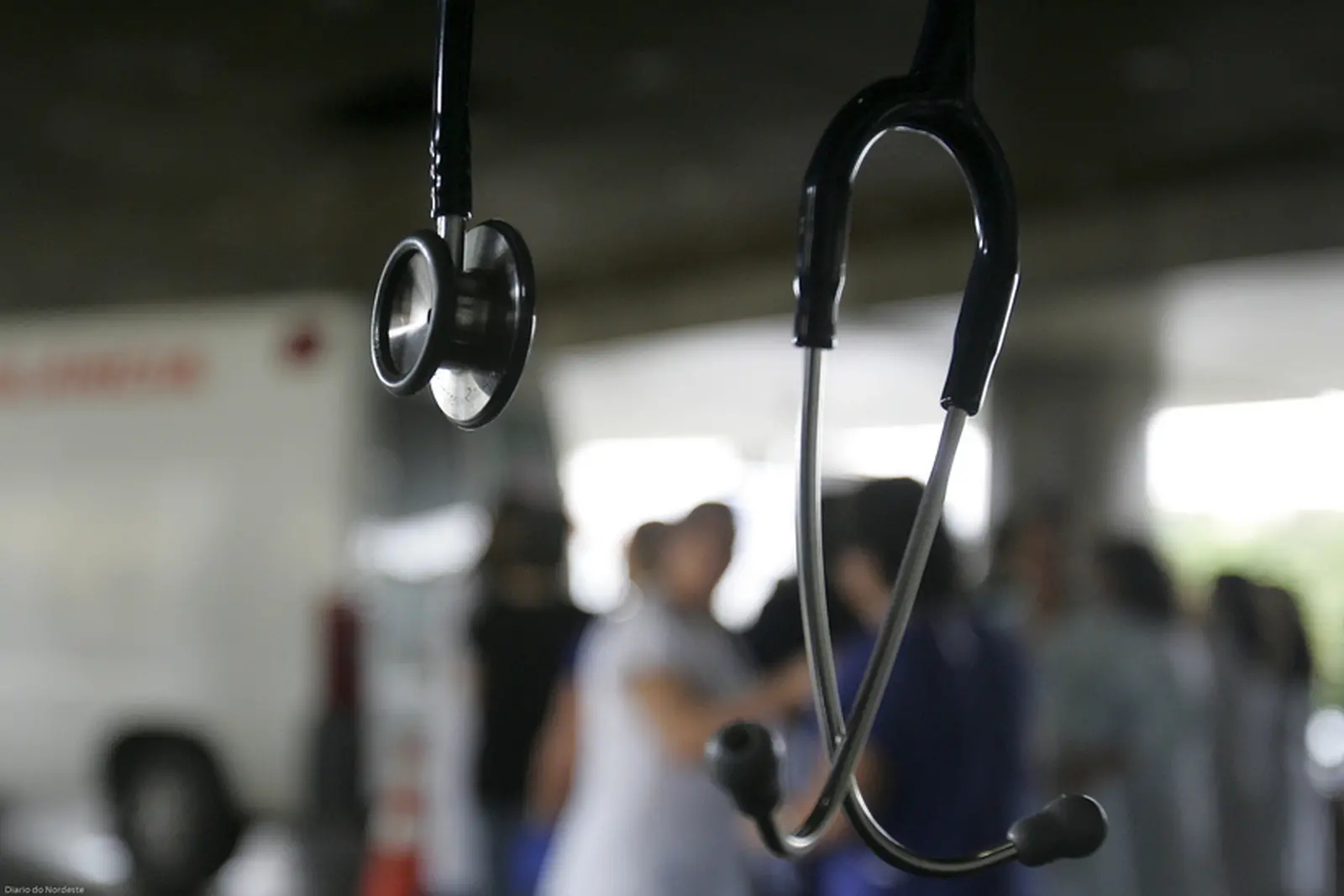 Estetoscópio de médico em frente a unidade de saúde de Fortaleza