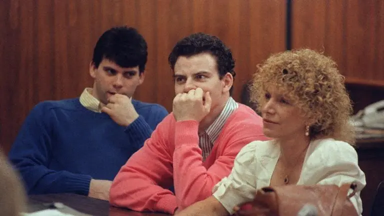 Foto dos irmãos Menendez em tribunal nos Estados Unidos, acompanhados da advogada; caso inspirou série da Netflix