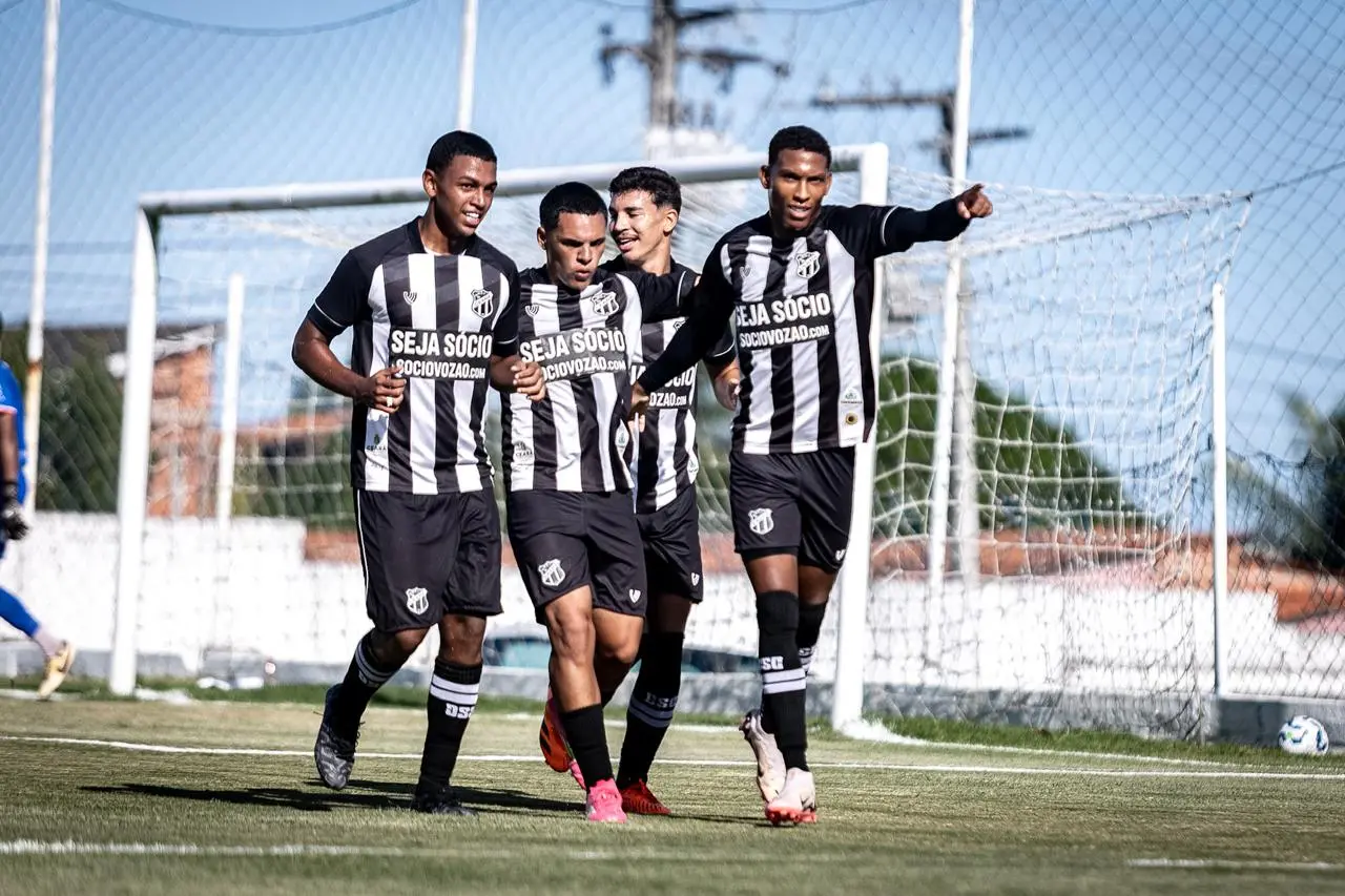 Foto da comemoração de um dos gols alvinegros na vitória do Ceará sobre o Vila Nova na Série B sub-20.