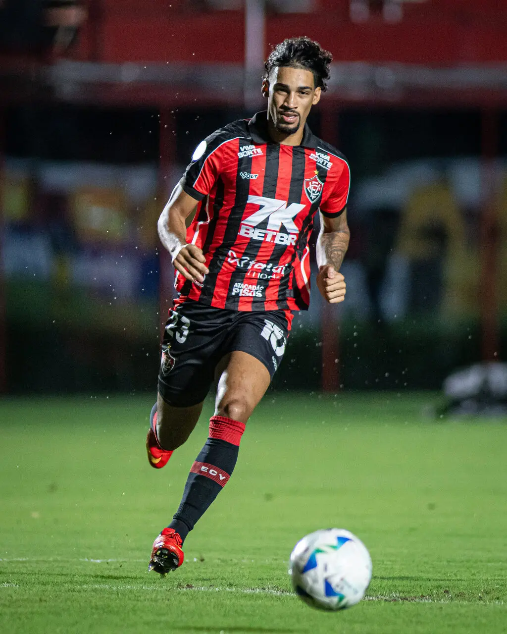Jogador do Vitória em partida válida pela Copa Sul-Americana 2025