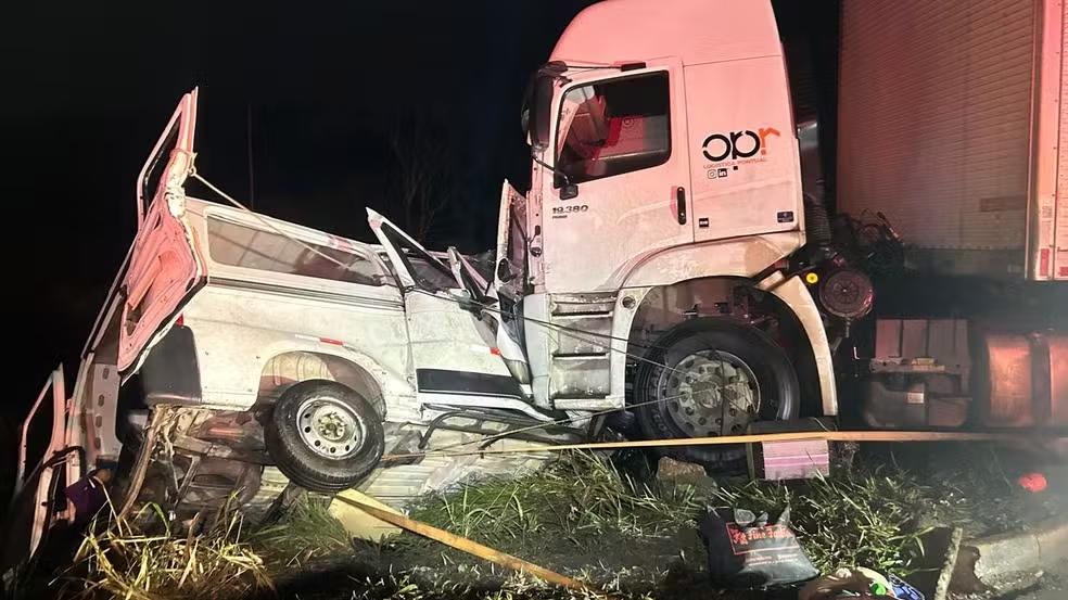 Foto de acidente entre van e carreta em rodovia de Minas Gerais