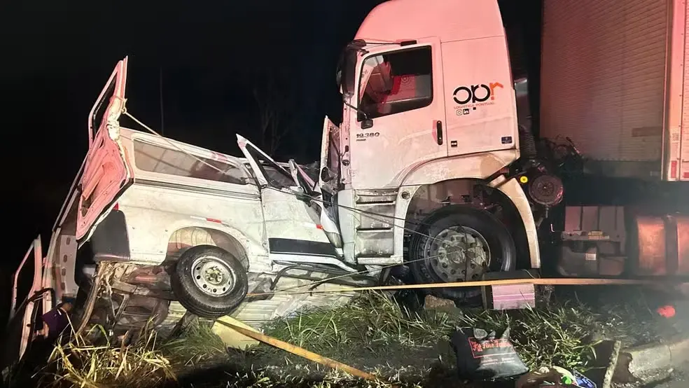 Foto de acidente entre van e carreta em rodovia de Minas Gerais