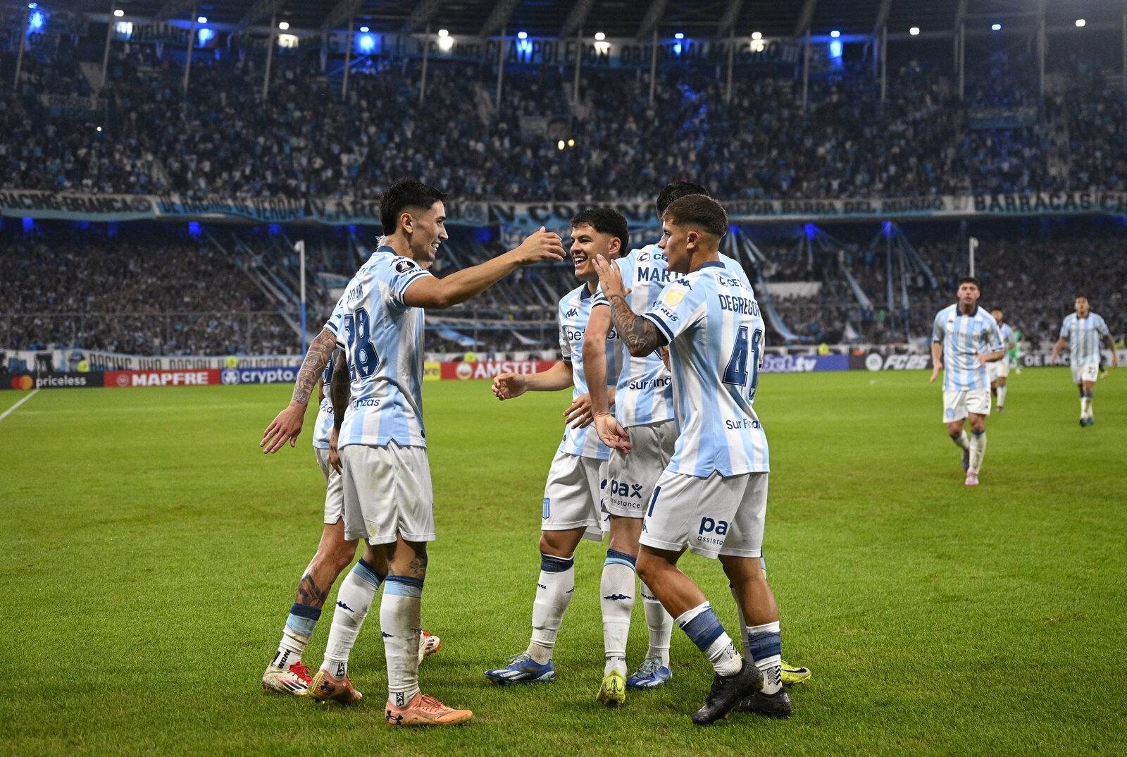 Atletas do Racing comemoram gol no Colo-Colo em vitória no grupo do Fortaleza na Libertadores