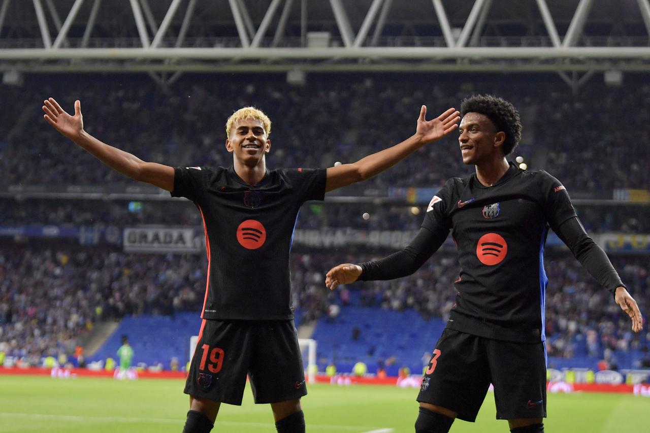 Foto de jogadores do Barcelona comemorando gol durante partida