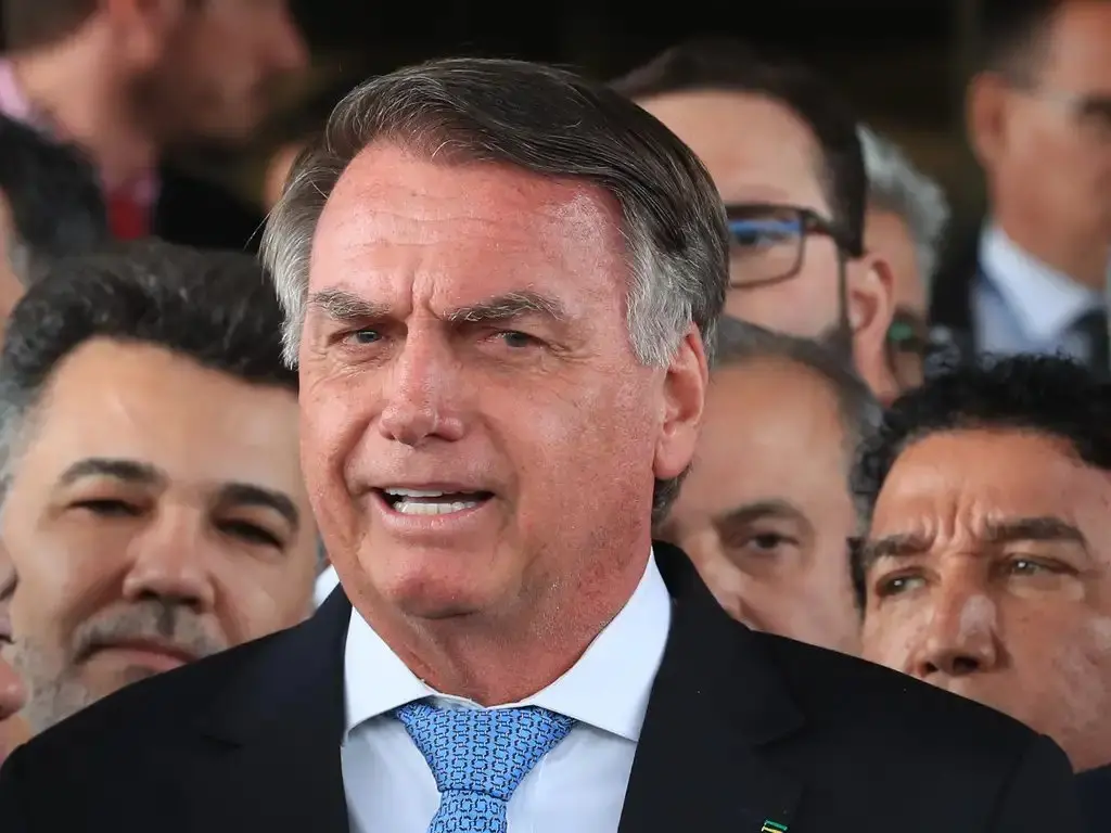 Jair Bolsonaro durante declaração a imprensa após virar Réu no STF. Imagem usada em matéria onde ex-presidente admite que fraude no INSS tenha iniciado em seu governo