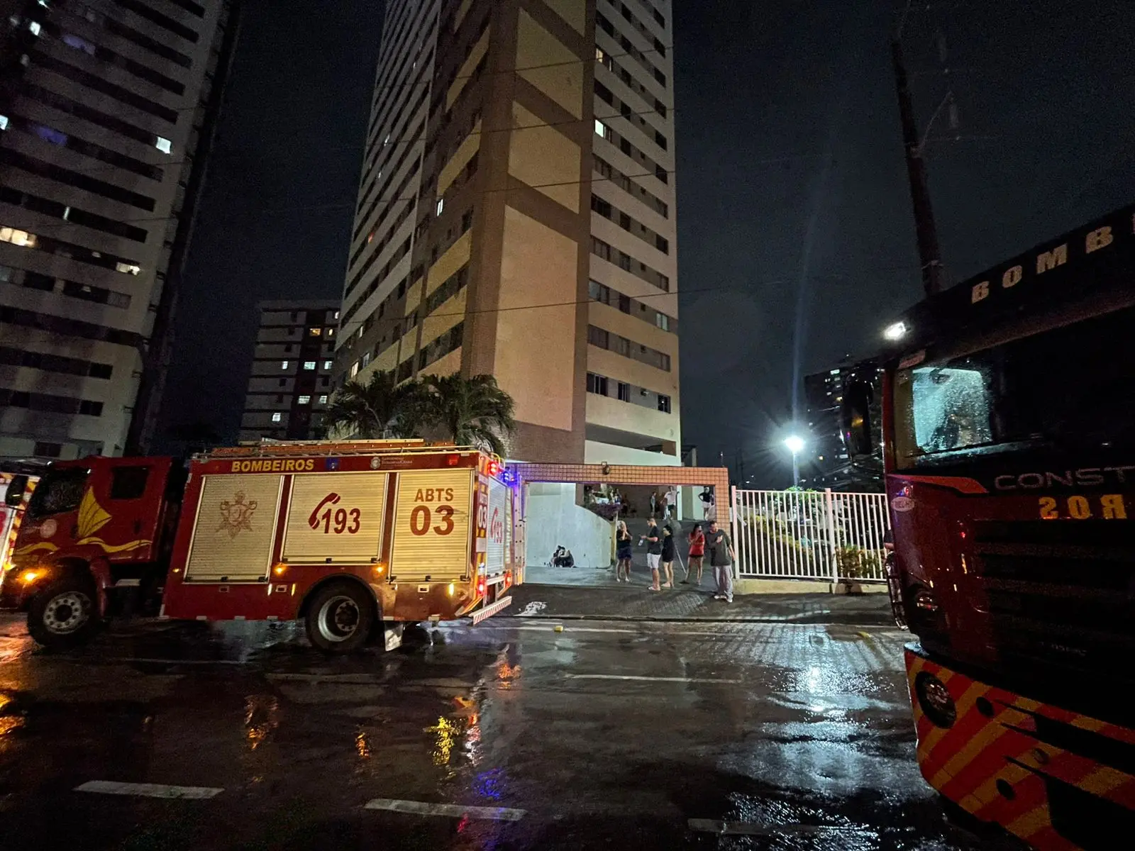 Foto da frente de prédio residencial no bairro Fátima, em Fortaleza, onde aparecem viaturas dos bombeiros após combate ao fogo