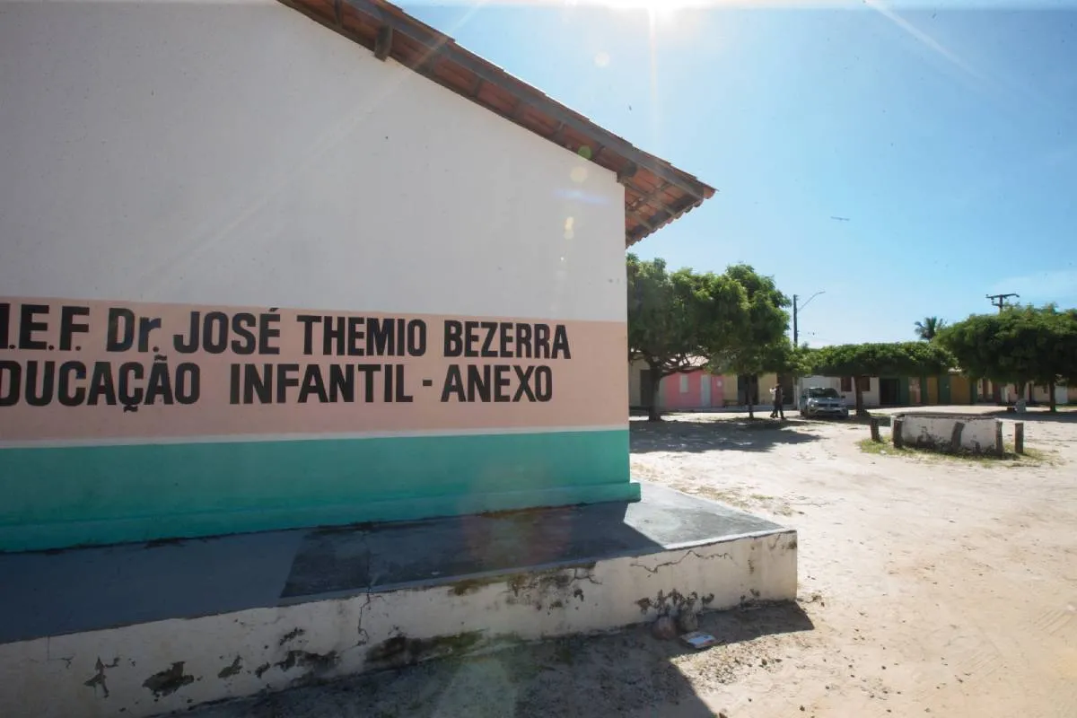 Durante o dia, o silêncio da comunidade só é quebrado pelas vozes infantis que vêm da escolinha local