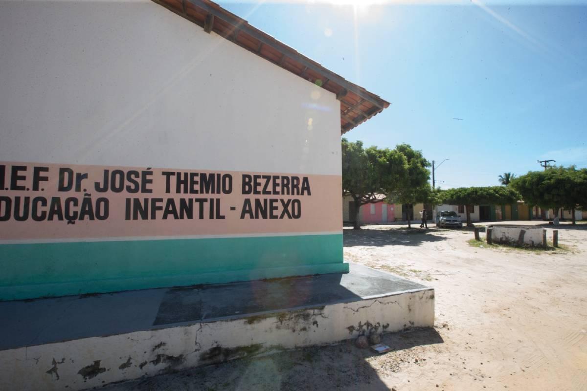 Foto da escola na comunidade