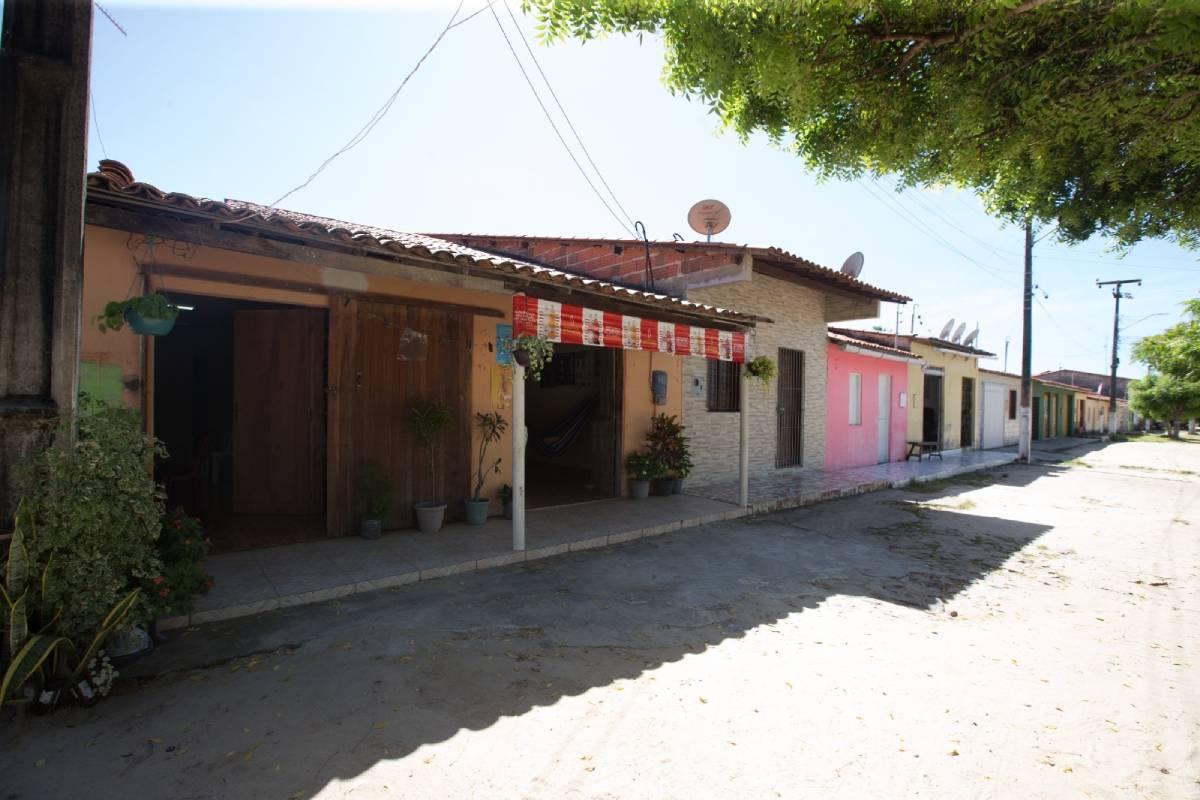 Imagem mostra as casinhas coloridas da comunidade