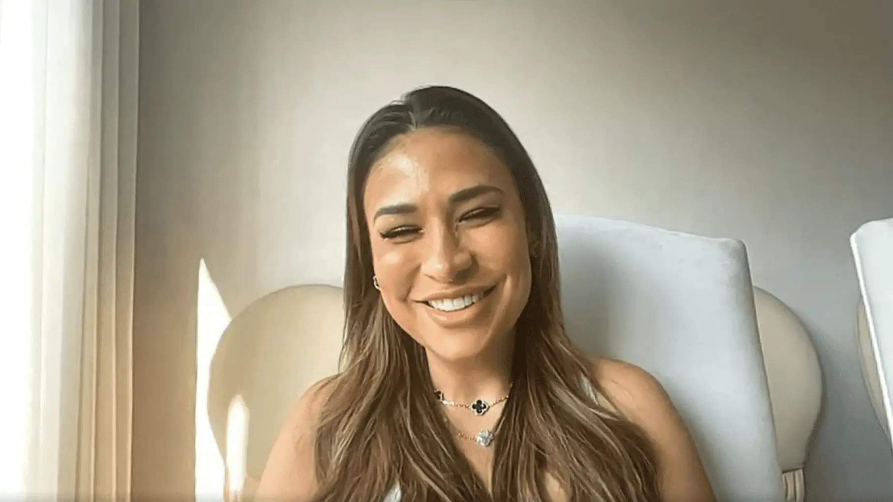 Simone Mendes comemora sucesso da canção 'Saudade Proibida' em primeiro lugar na plataforma Spotify