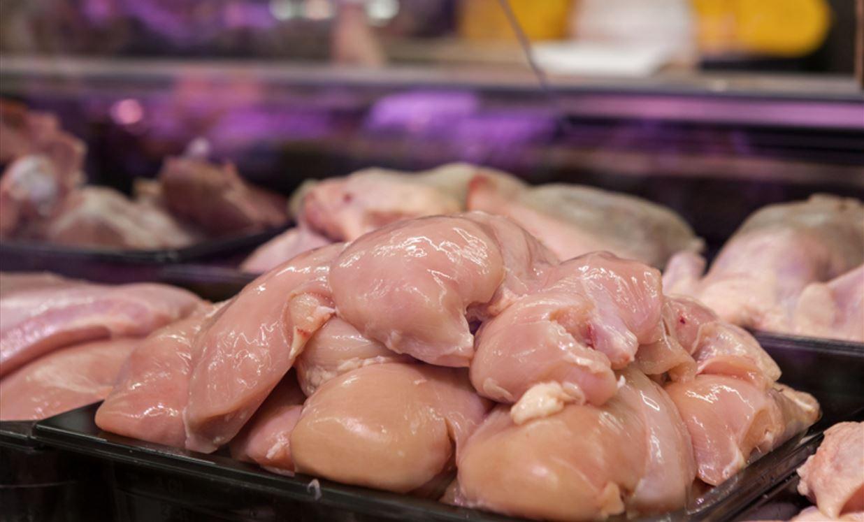 Foto de pedaços de frango expostos em supermercado para matéria sobre China, União Europeia e Argentina a suspenderem compra de frango