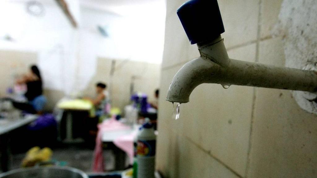 Imagem mostra torneira com gota de água pingando, ilustrando interrupção do abastecimento realizada pela Cagece em bairros de Fortaleza e de Caucaia