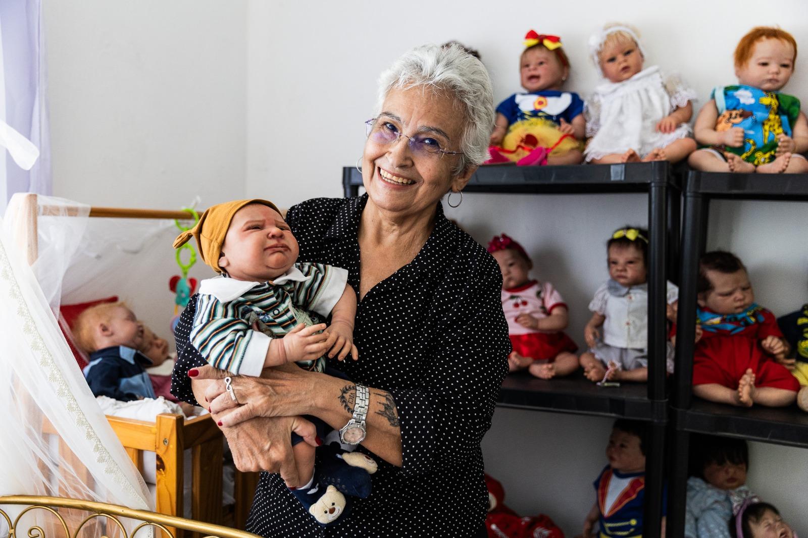 Carolina Weyne, 68, e parte de sua coleção de bebês reborn