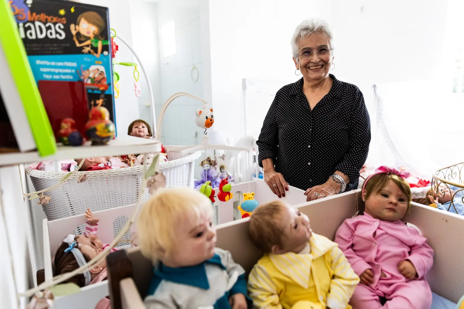 Cômodos dedicados aos bonecos ocupam 1º andar da casa da colecionadora