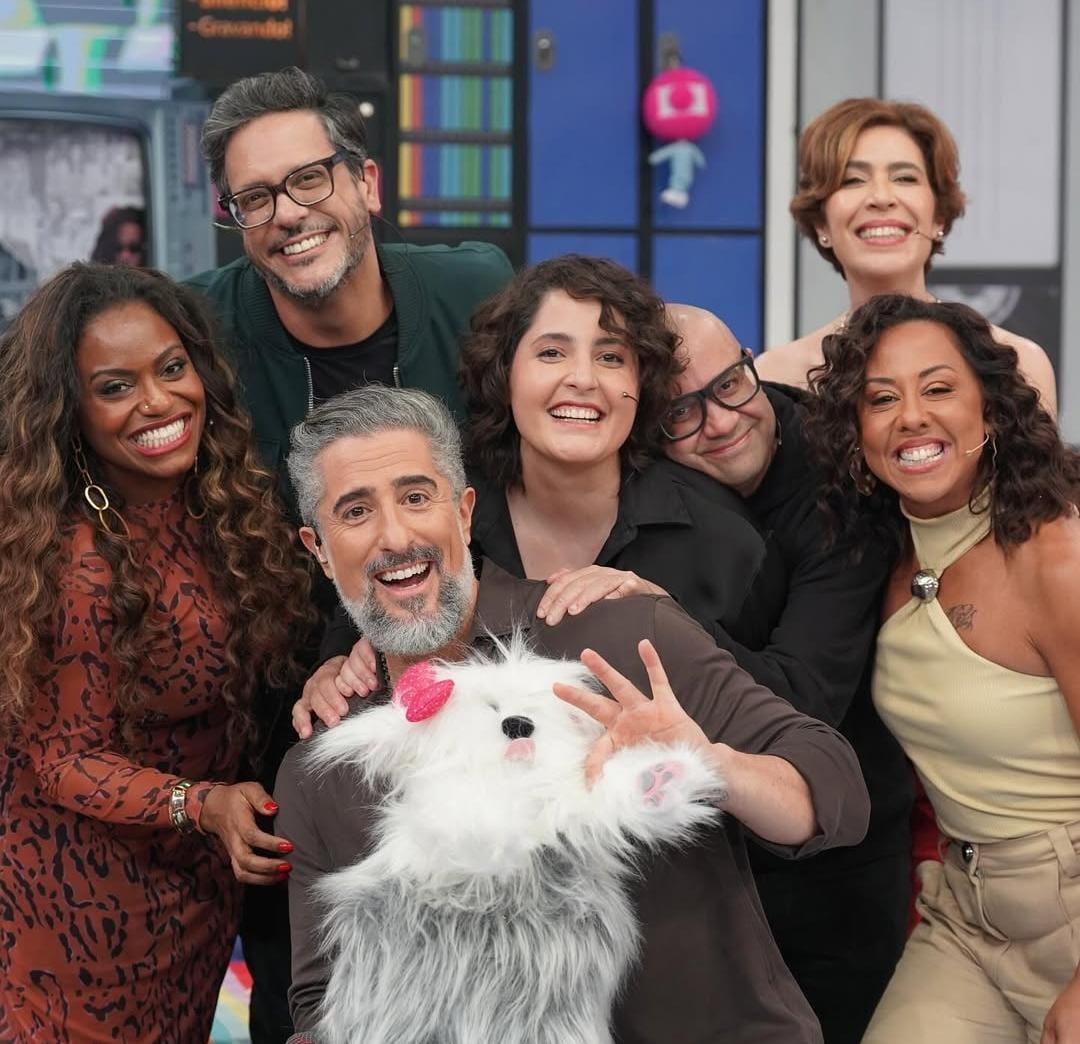 Na imagem vemos Marcos Mion com os convidados deste sábado (17), como Maria Clara Gueiros e Ludmillah Anjos