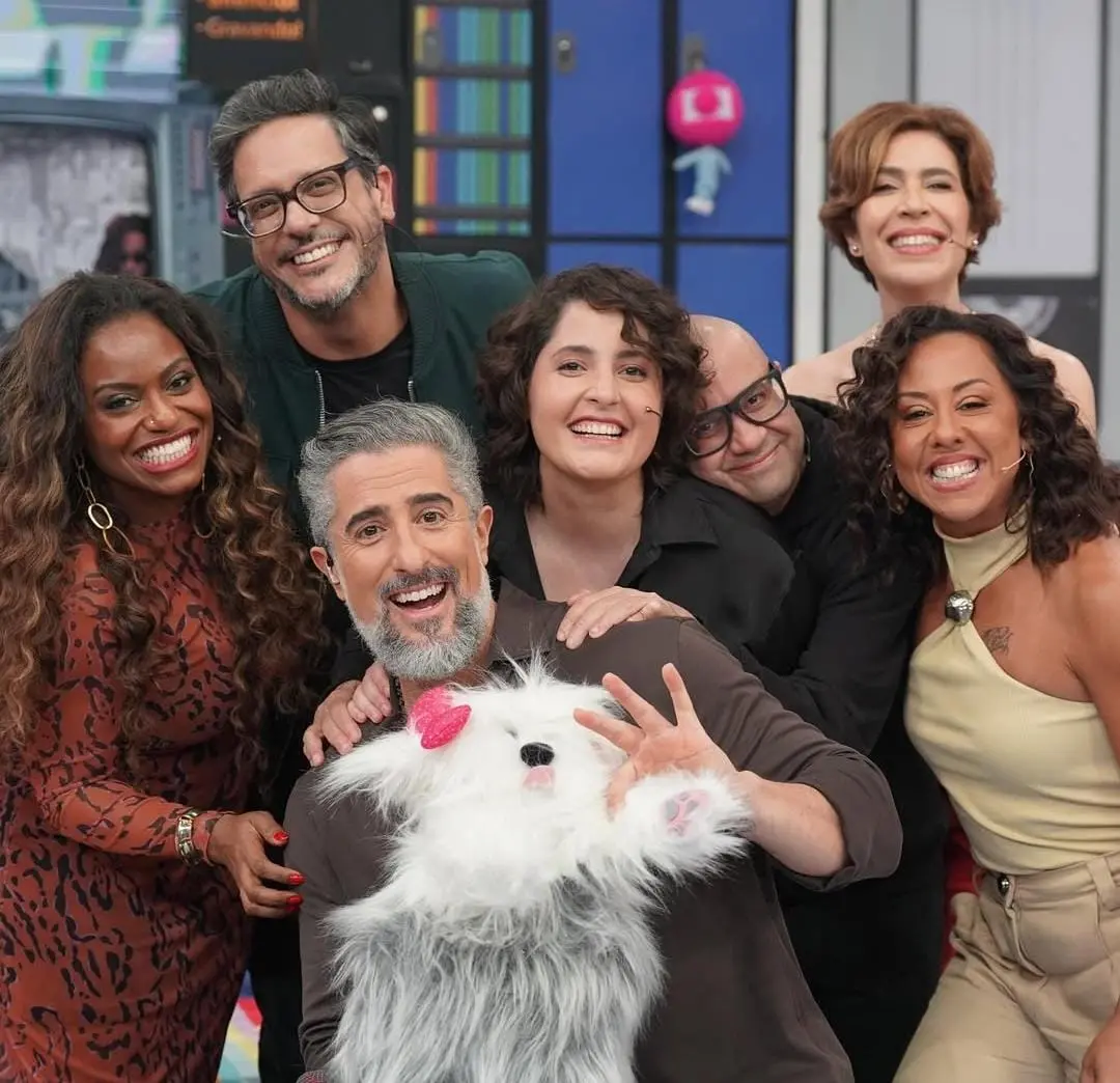 Na imagem vemos Marcos Mion com os convidados deste sábado (17), como Maria Clara Gueiros e Ludmillah Anjos