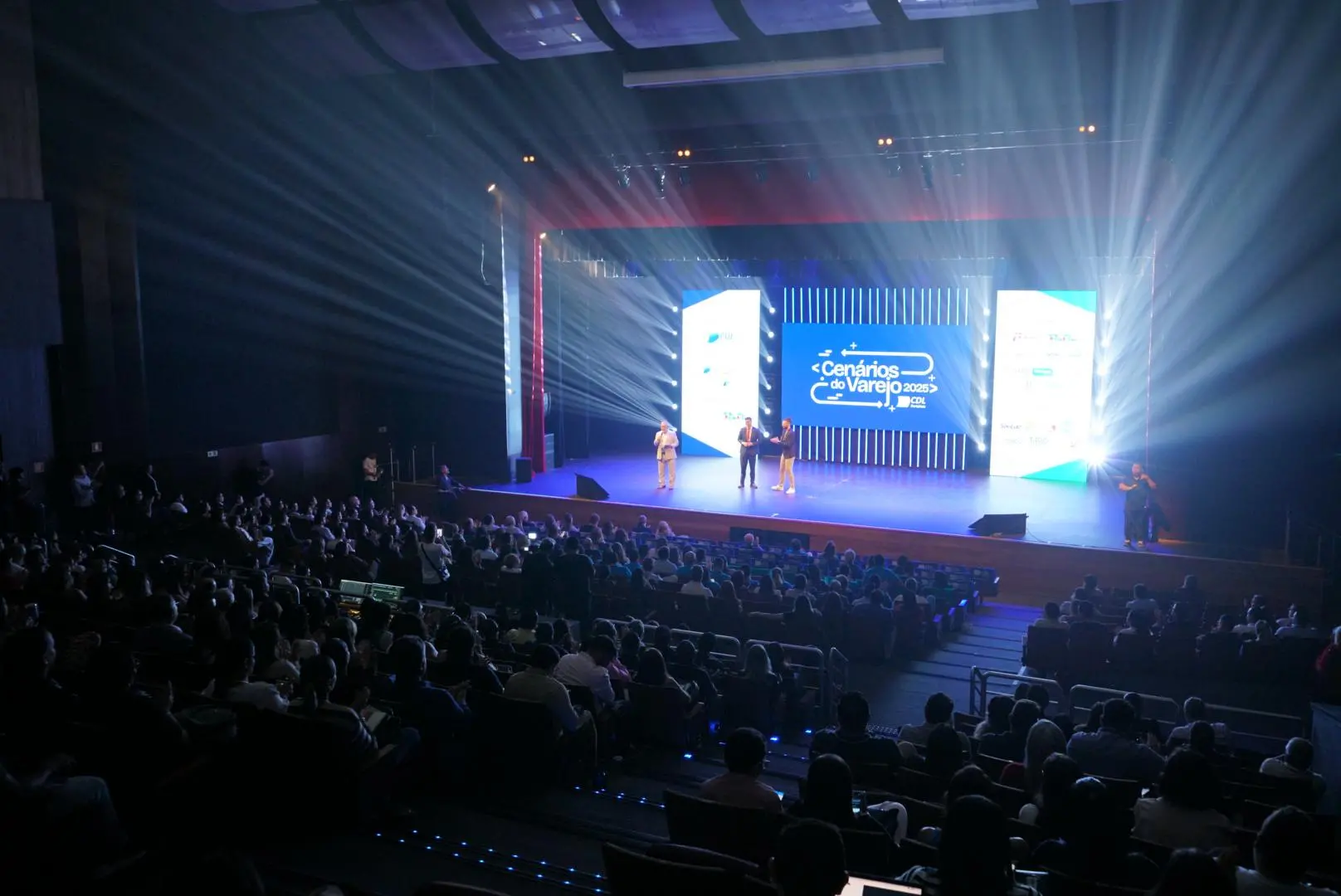 Foto que contém apresentação de Assis Cavalcante durante Cenários do Varejo 2025
