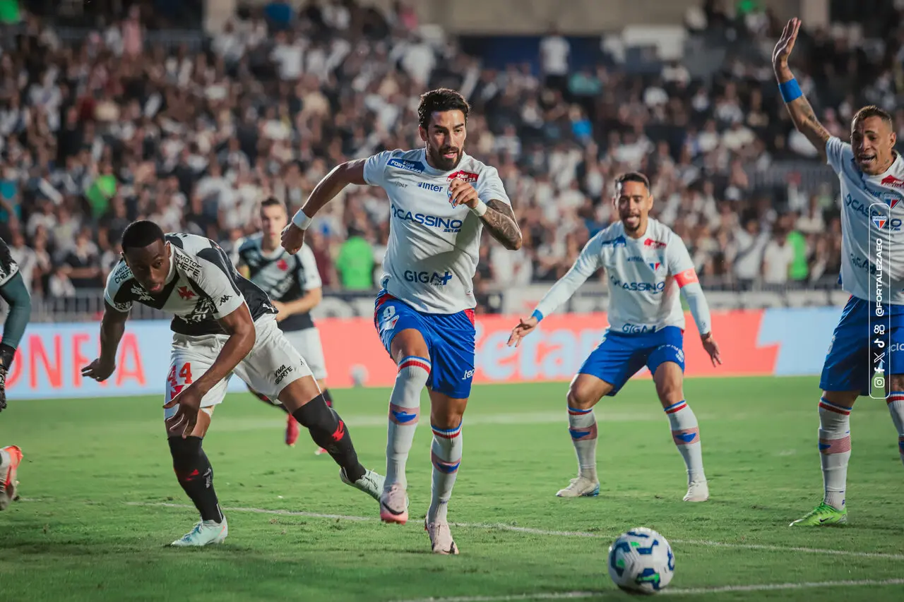 Atletas de Fortaleza e Vasco disputam bola