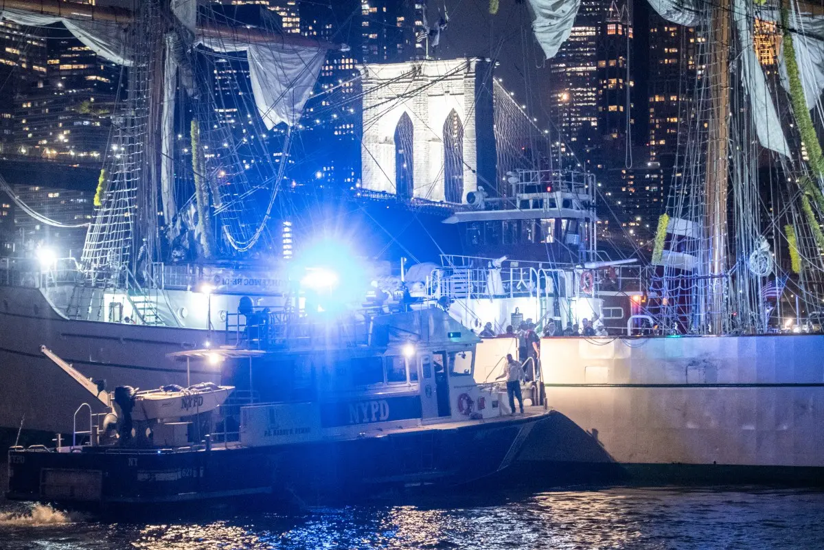 Barco da marinha mexicana bate em ponte do Brooklyn (NY)