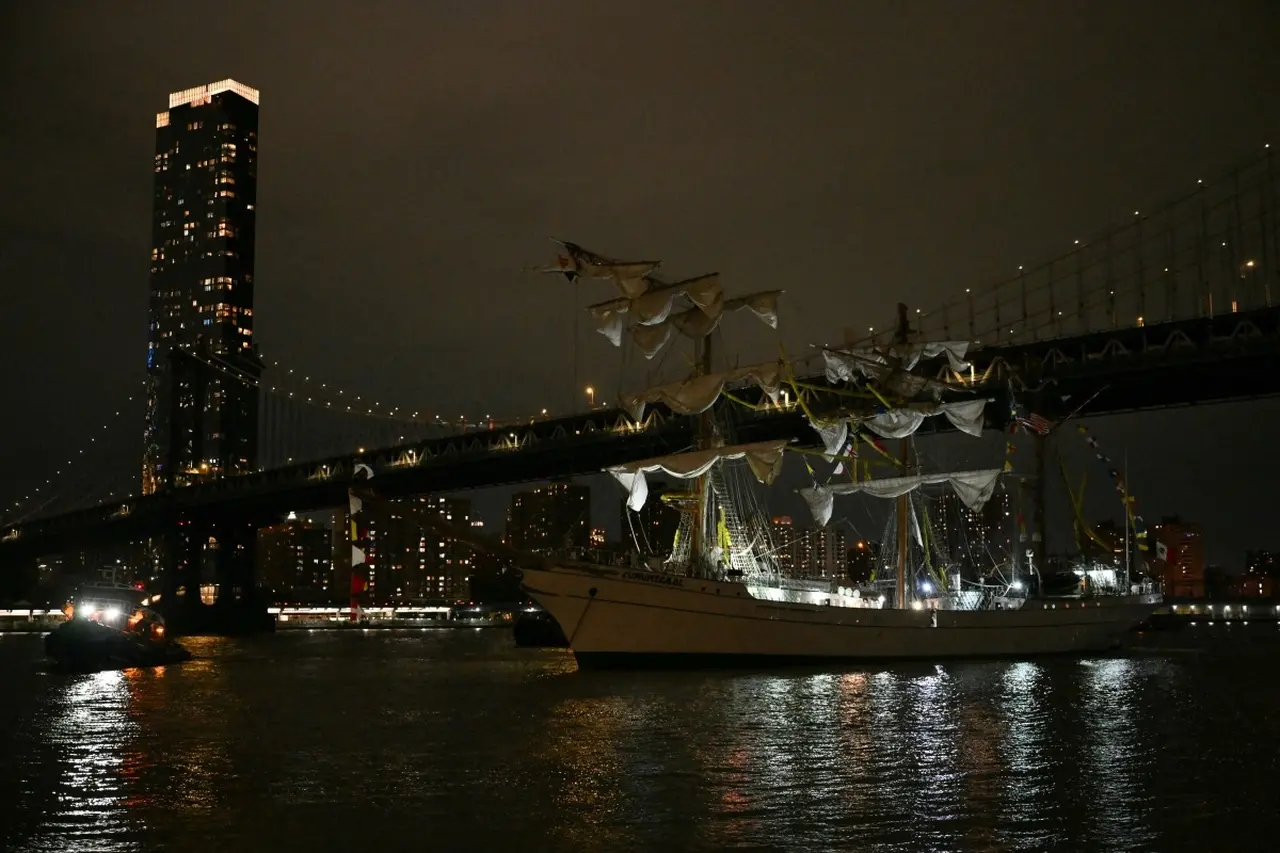 barco colidiu com estrutura da ponte do Brooklyn (NY)