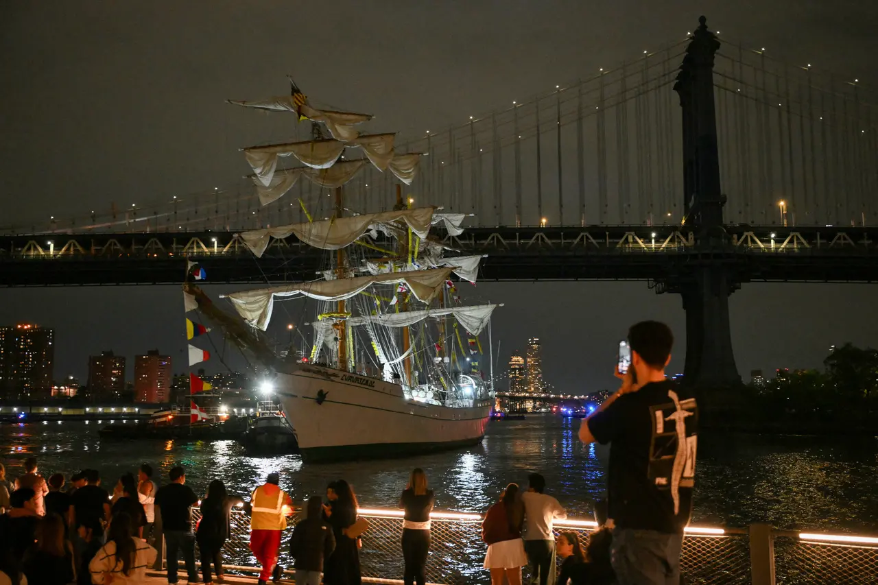pessoas assistindo resgate de feridos em acidente de barco mexicano na ponte de NY