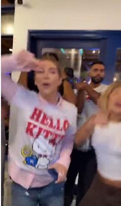 Virginia Fonseca dançando