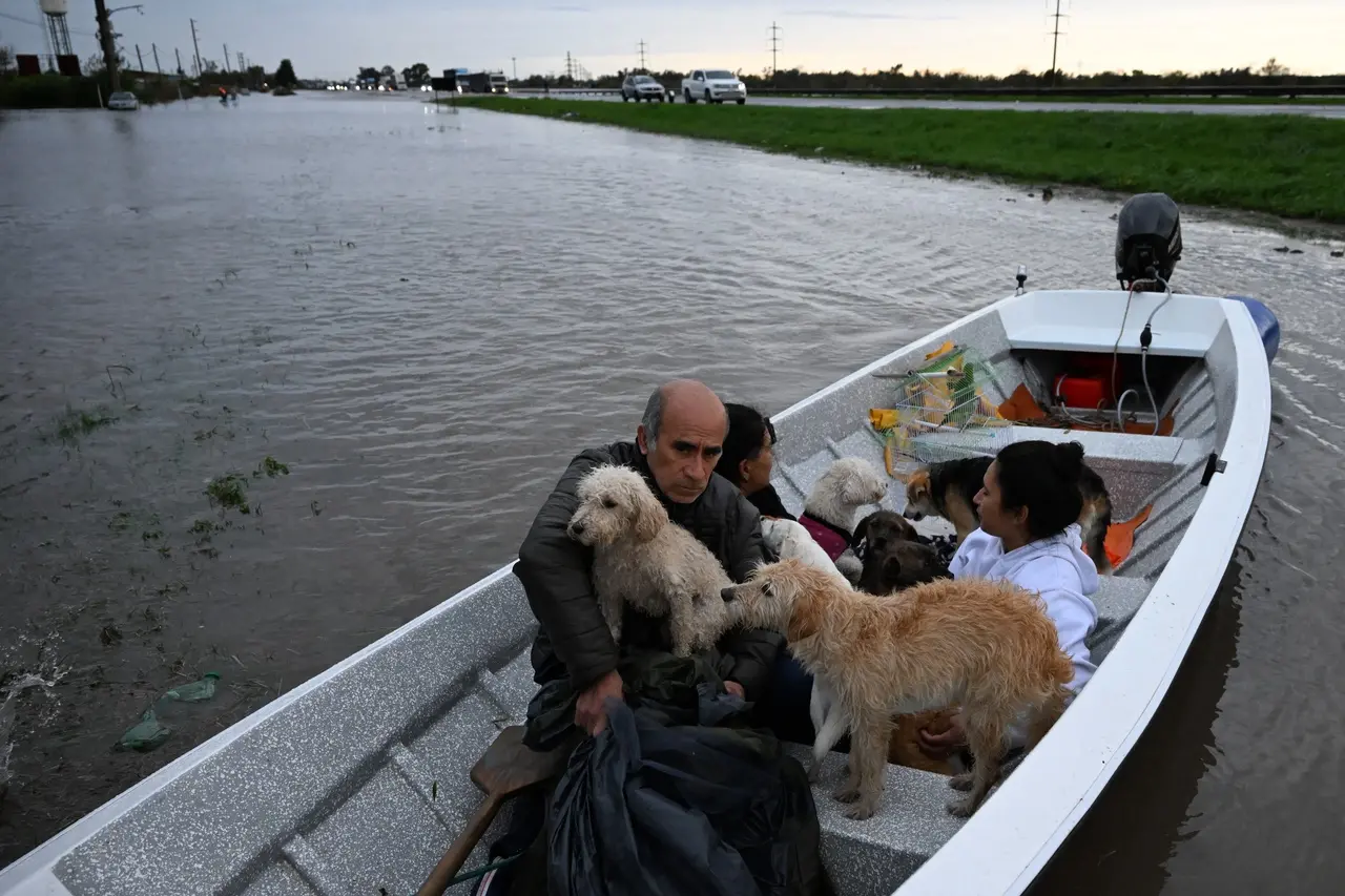 Pessoas são resgatadas em barco na Província de Buenos Aires, Argentina