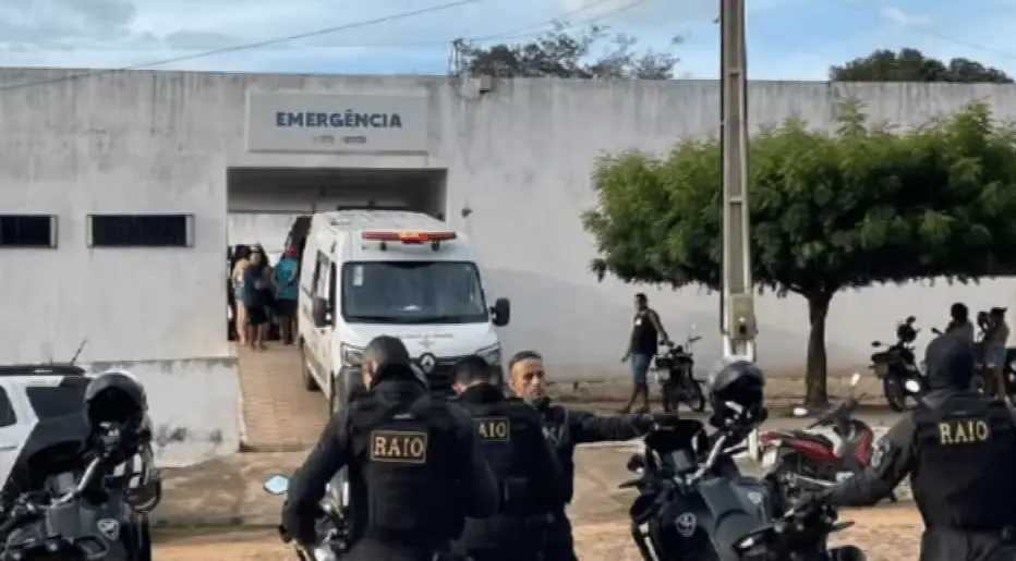 Entrada de ambulâncias do Hospital Municipal de Varjota com várias pessoas e policiais do grupamento Raio transitando