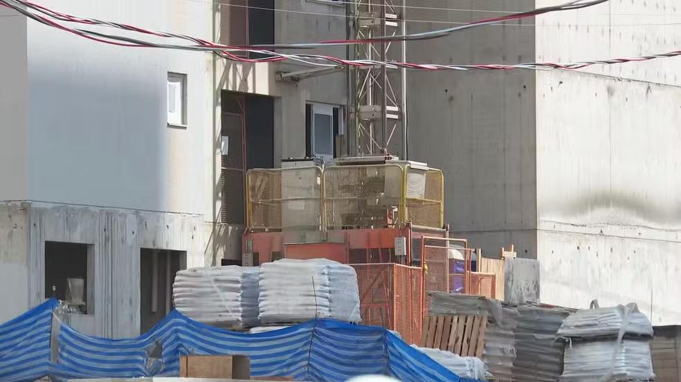 Foto do elevador de cremalheira em obra onde três operários morreram