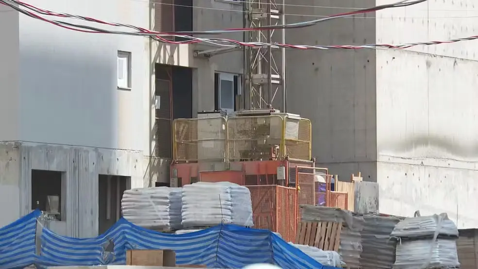Foto do elevador de cremalheira em obra onde três operários morreram