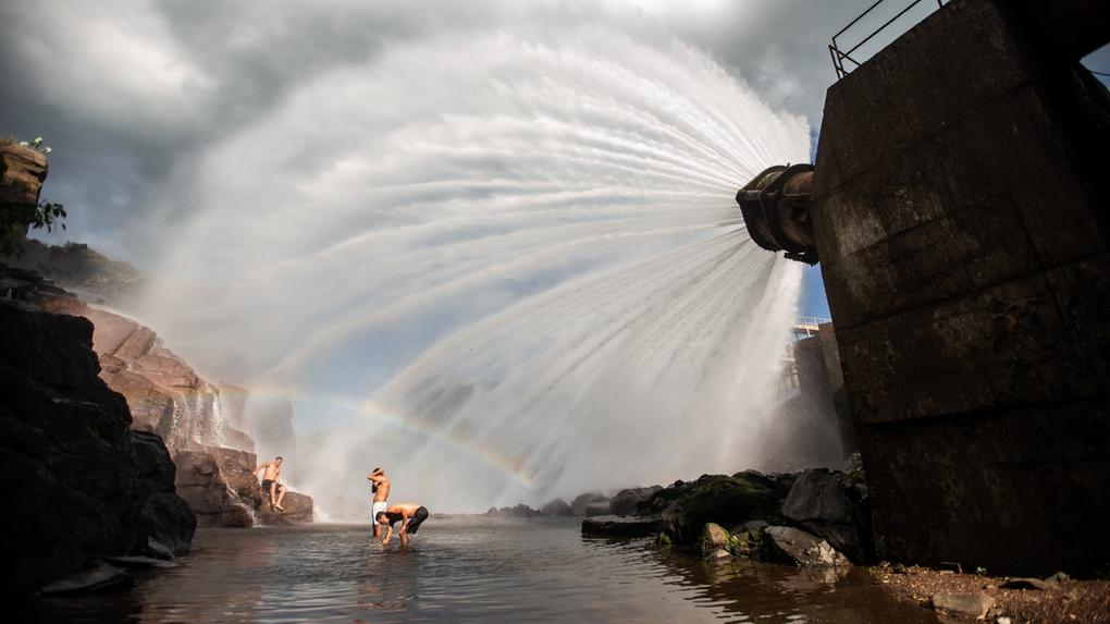 Imagem do véu de noiva do açude Orós, uma grande quantidade de água jorrando
