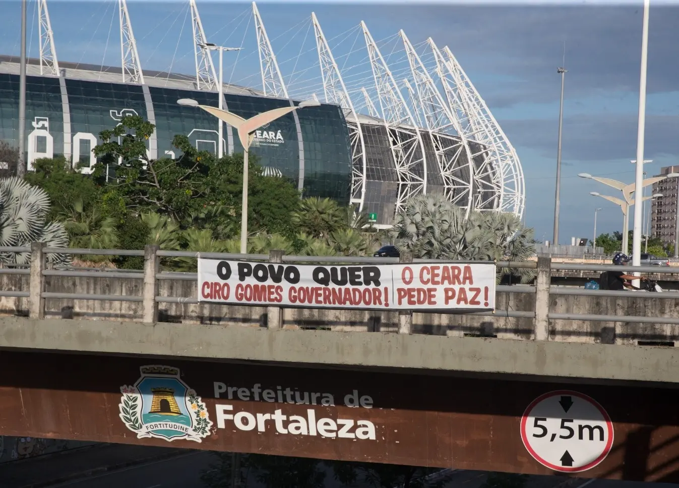 Faixa pede Ciro governador