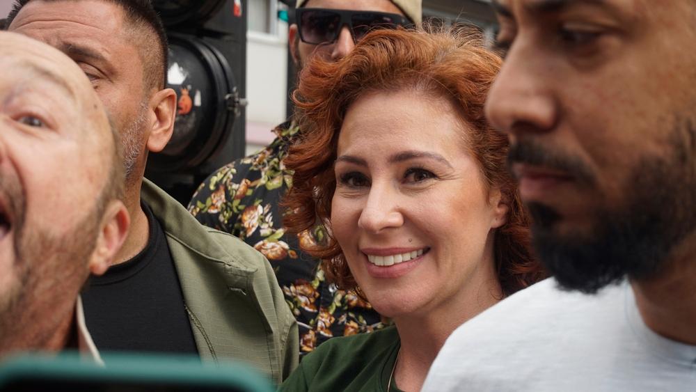 Foto de Carla Zambelli sorrindo em passeata para matéria informando que ex-deputada está pedindo doações por pix