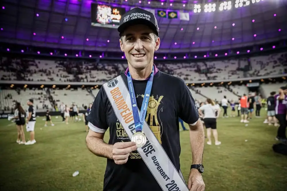 Foto de Léo Condé, técnico campeão cearense de 2025 pelo Ceará.
