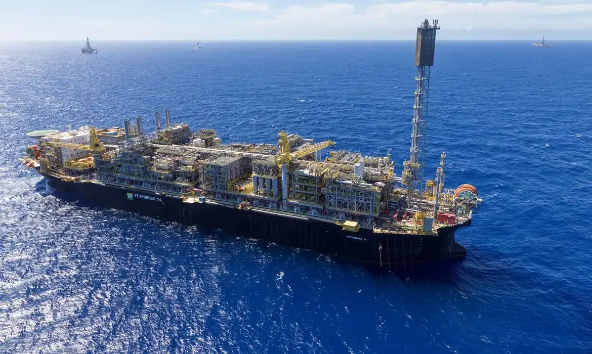 Navio da Petrobras em alto mar