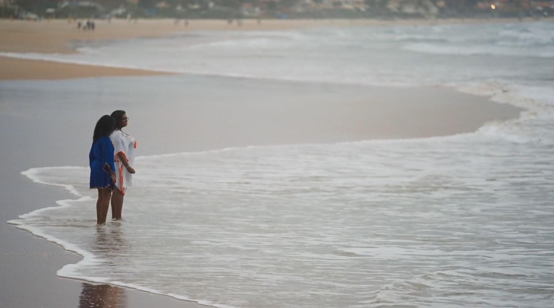 momento que Laura e Maria jogam as cinzas da mãe, gloria maria, no mar